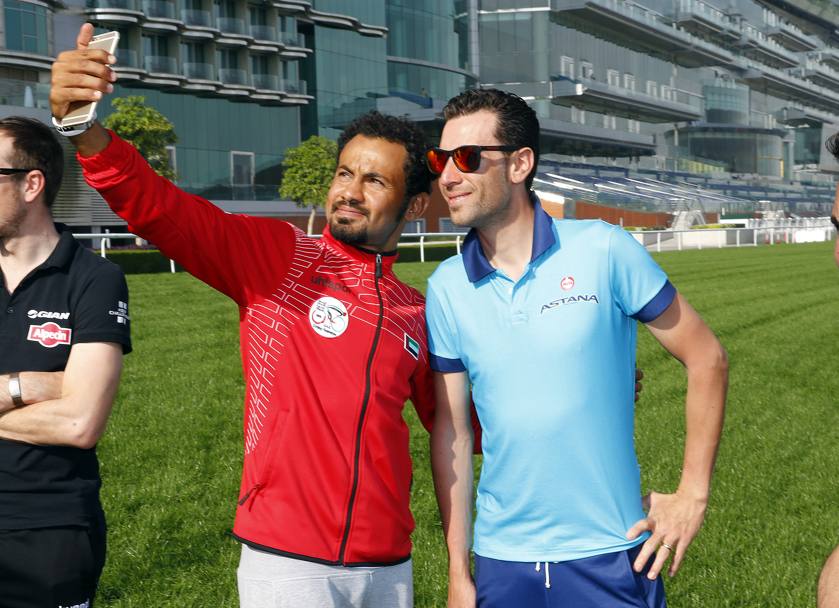 Ahammadi della nazionale degli Emirati scatta un selfie con Nibali. Bettini